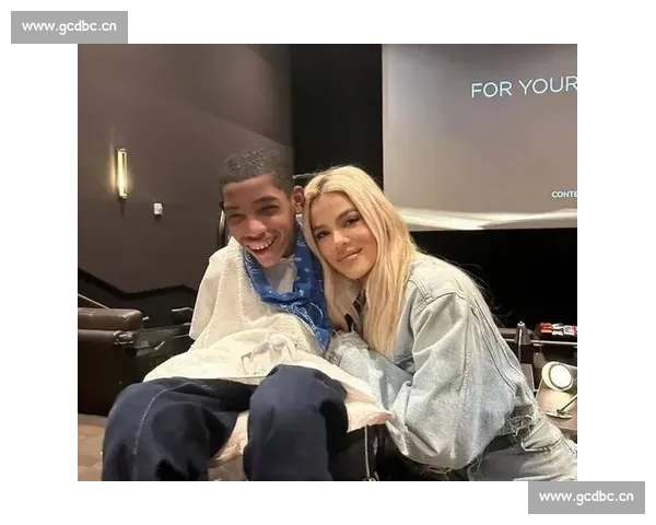 瓦妮莎卡戴珊同框庆生！科勒分手后身材颜值双逆袭